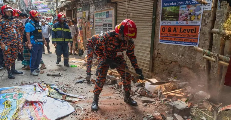 ভূমিকম্পের পর উদ্ধারে কাজ করেছেন উদ্ধারকর্মীরা